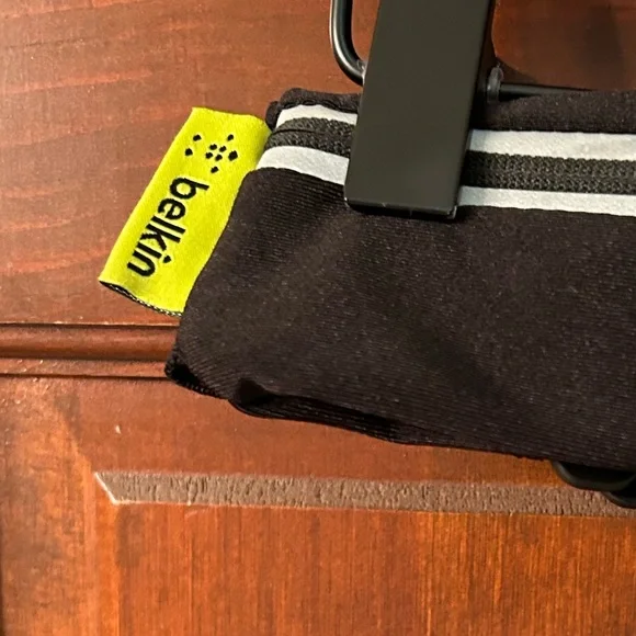 BELKIN Reflective stripe adjustable Fitness bag. Has a pouch for phone. - Picture 2 of 5